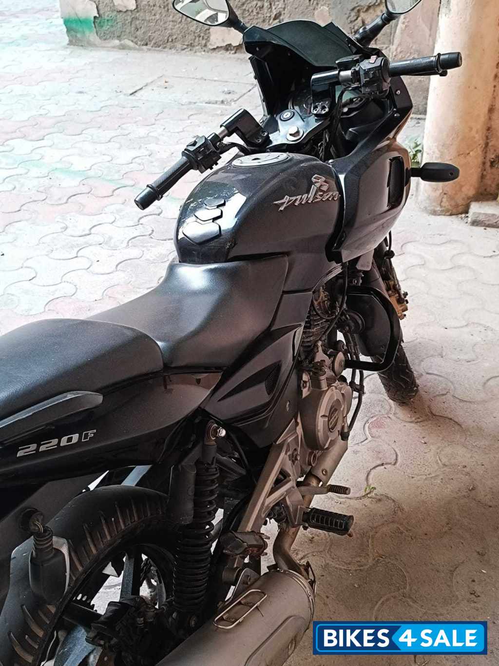 Bajaj Pulsar 220F