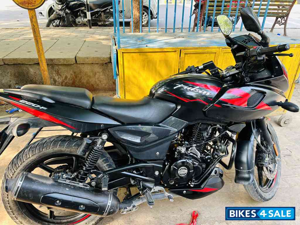Black And Red Bajaj Pulsar 220F BS6