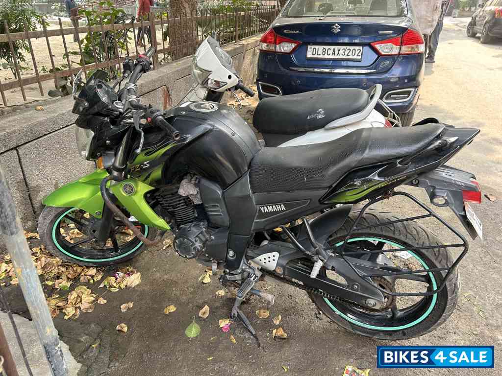 Green Black Yamaha FZ-S