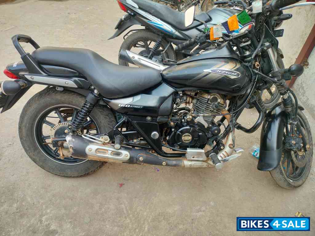Black Bajaj Avenger Street 160 BS6
