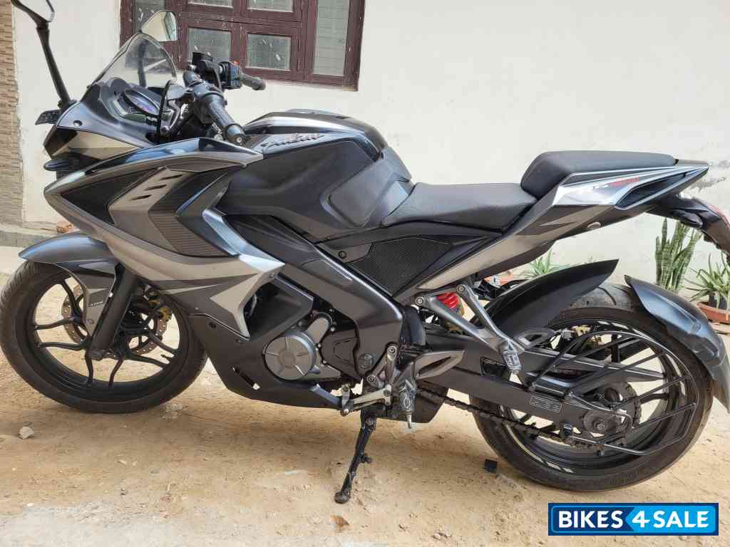 Bajaj Pulsar RS 200 ABS