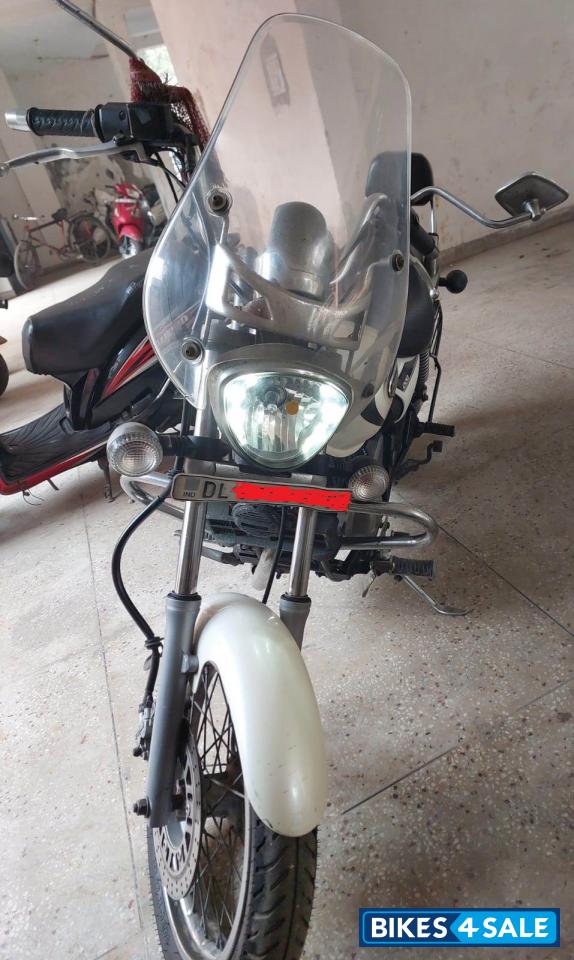 Moon White Bajaj Avenger Cruise 220