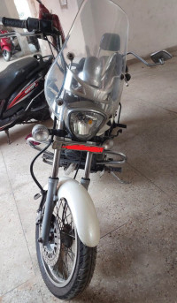 Moon White Bajaj Avenger Cruise 220