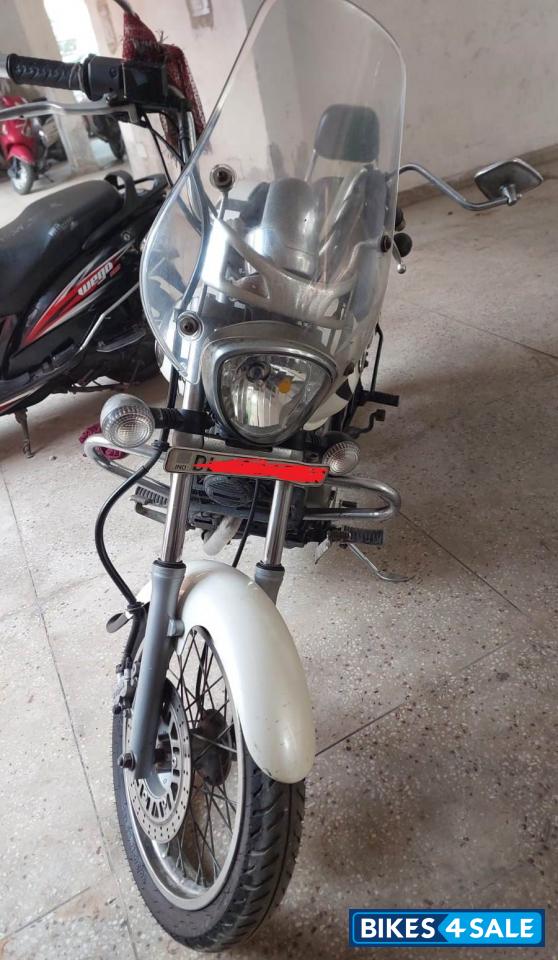 Moon White Bajaj Avenger Cruise 220