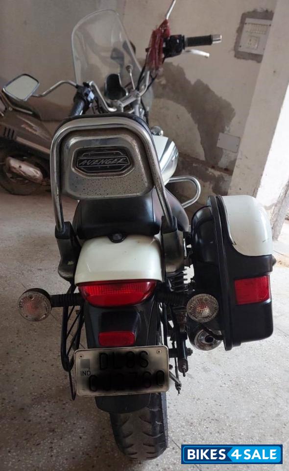 Moon White Bajaj Avenger Cruise 220