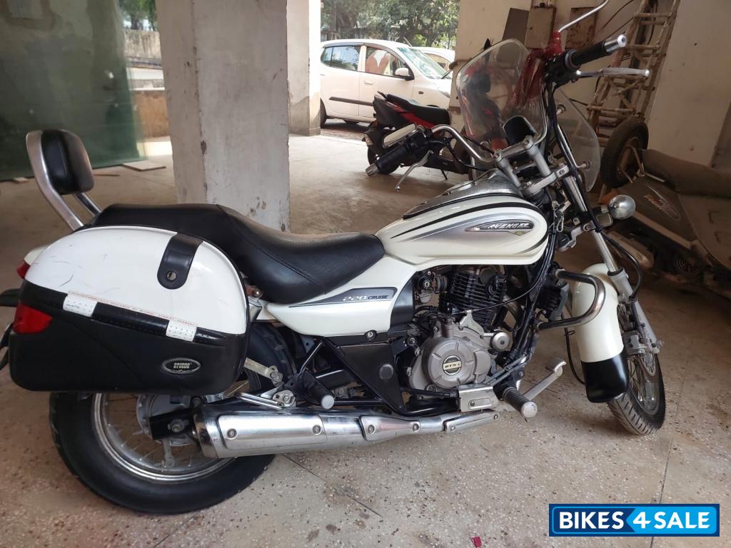 Moon White Bajaj Avenger Cruise 220