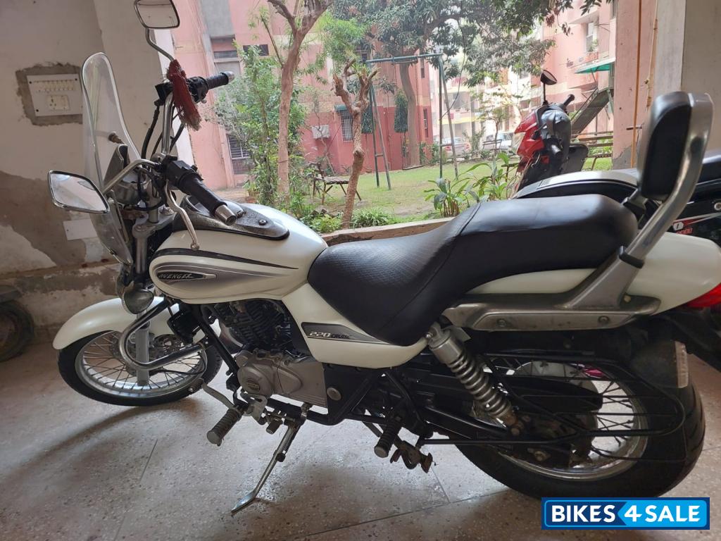 Moon White Bajaj Avenger Cruise 220