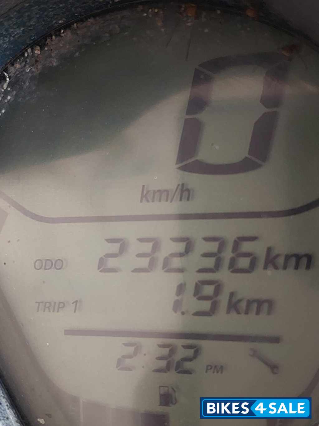 Moon White Bajaj Avenger Cruise 220