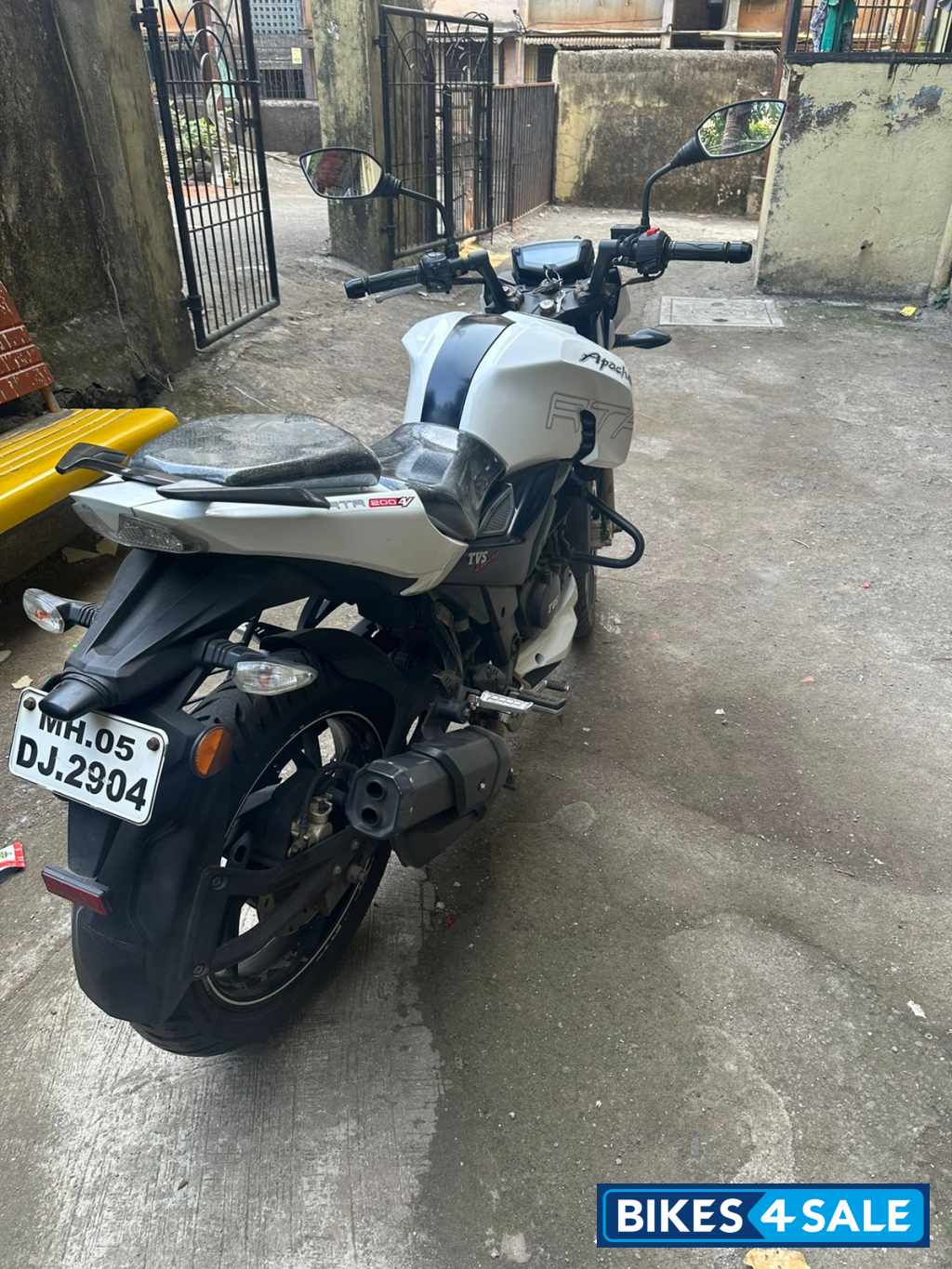 White TVS Apache RTR 200 4V