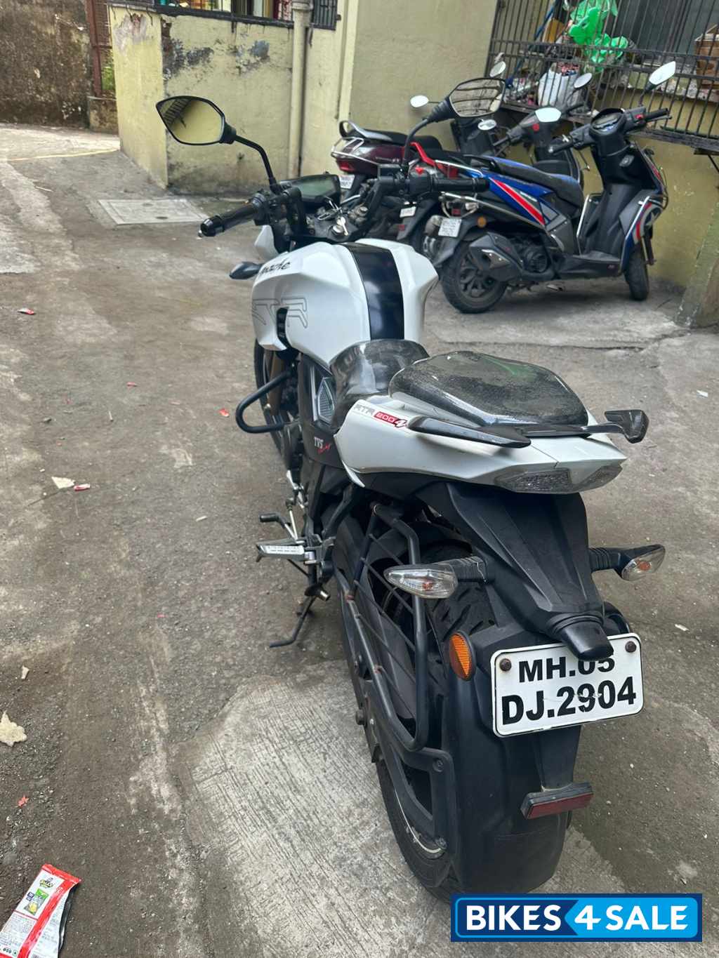 White TVS Apache RTR 200 4V