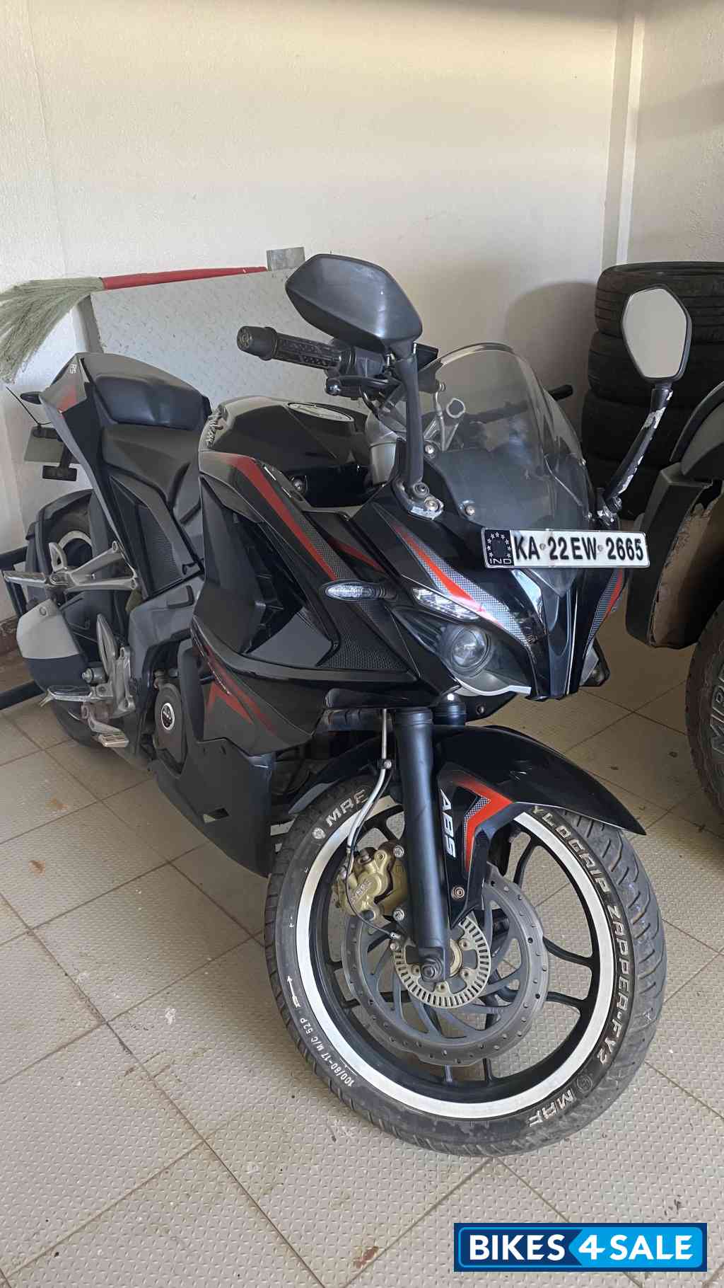 Bajaj Pulsar RS 200 ABS