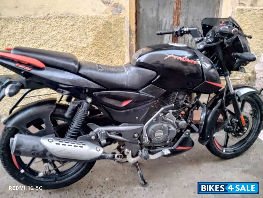 Black Bajaj pulsar 125 Black Bajaj pulsar 125