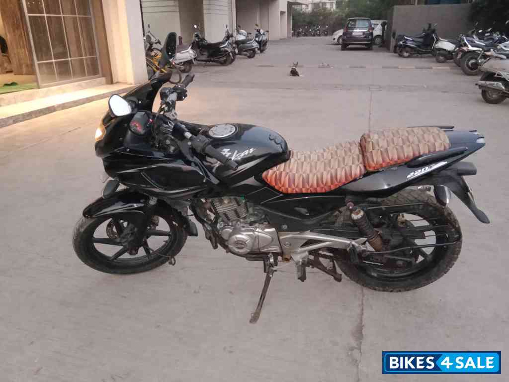 Black Bajaj Pulsar 220F