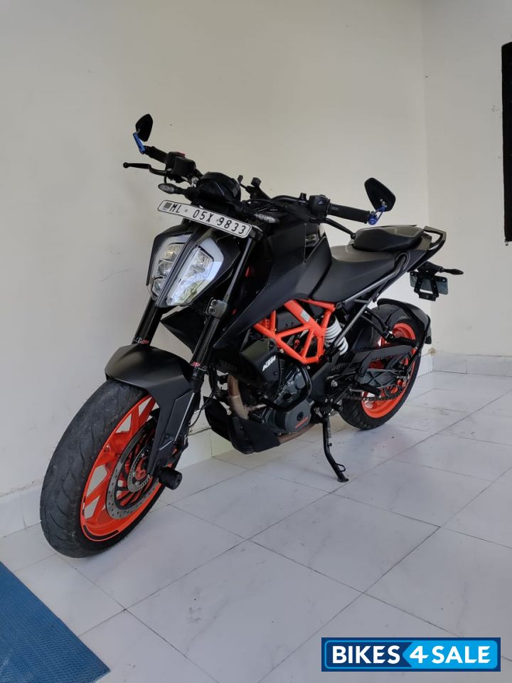 Orange KTM Duke 250 2022