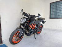 Orange KTM Duke 250 2022