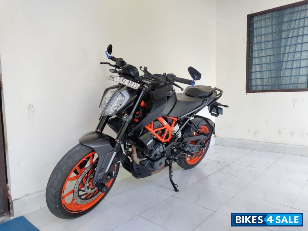 Orange KTM Duke 250 2022