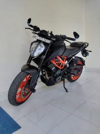 Orange KTM Duke 250 2022