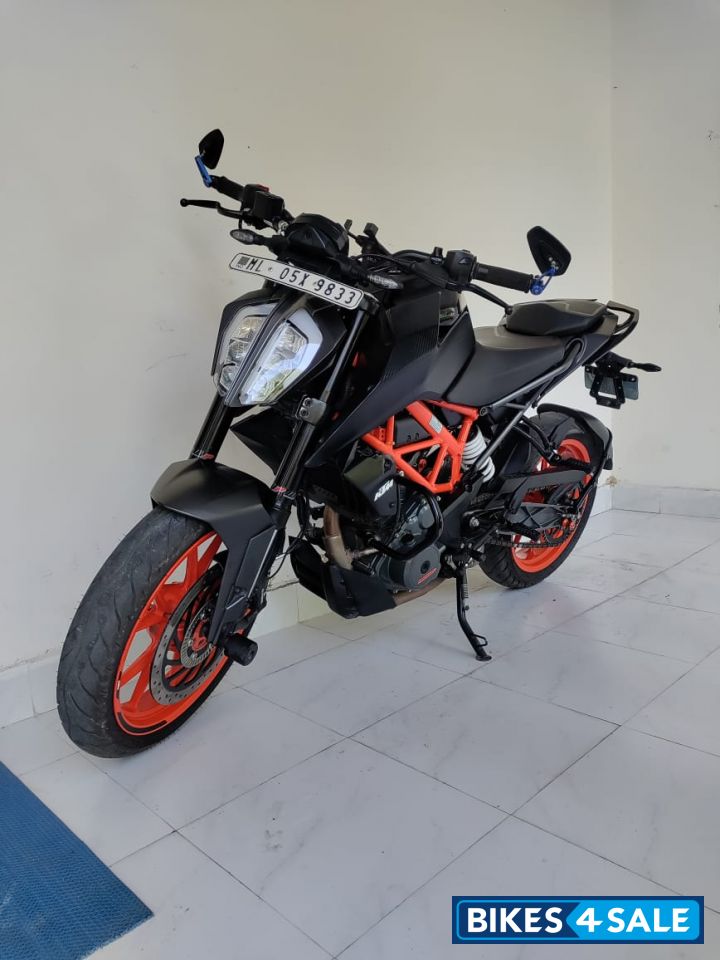 Orange KTM Duke 250 2022