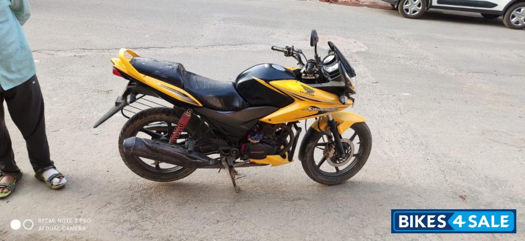 Yellow And Black Honda CBF Stunner