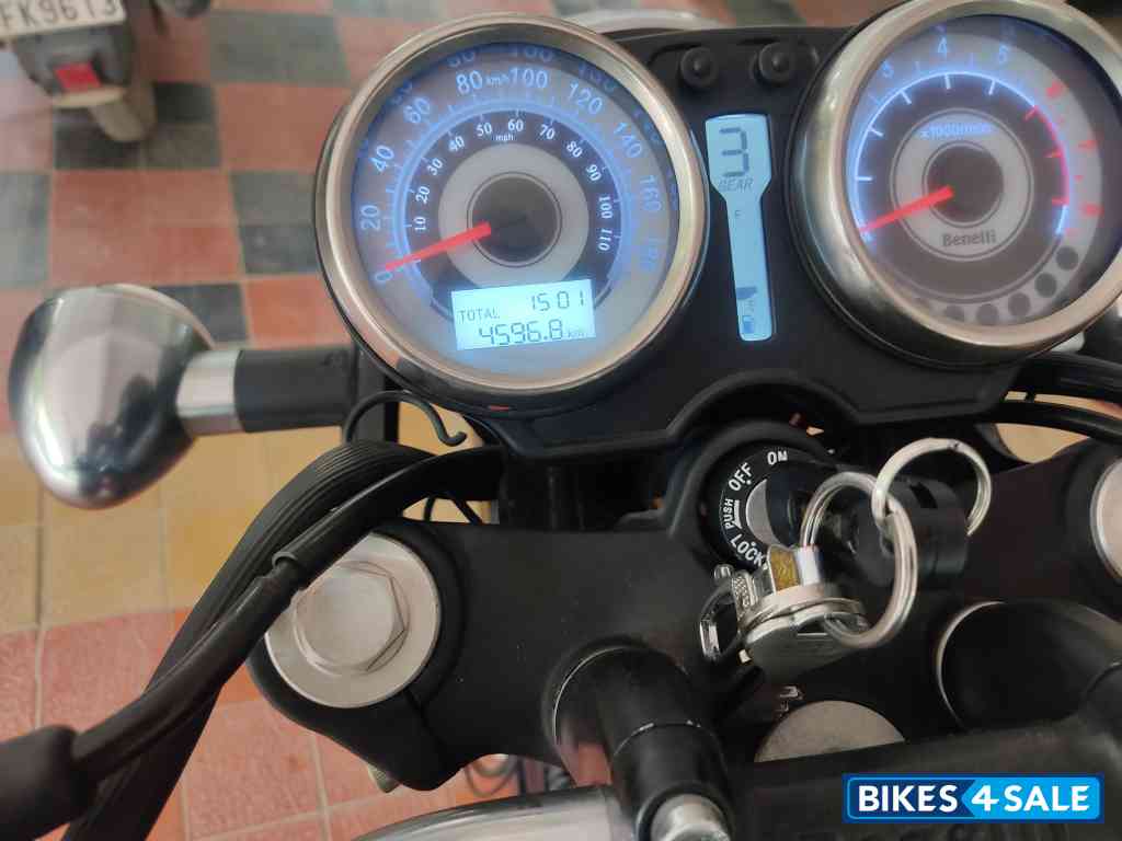 Red Benelli Imperiale 400 BS6