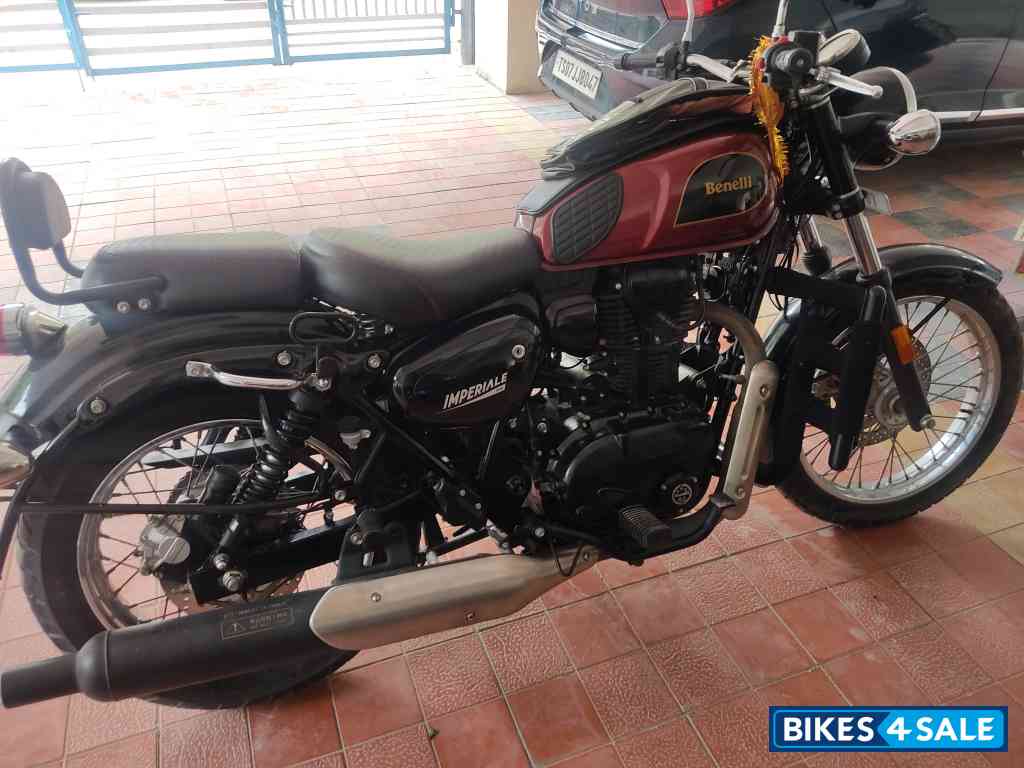 Red Benelli Imperiale 400 BS6