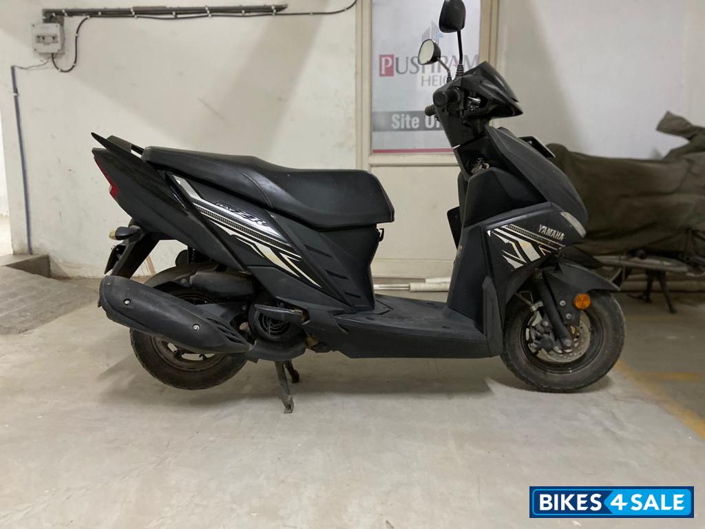 Black Yamaha Cygnus Ray ZR