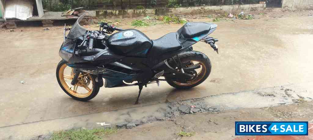 Black Yamaha YZF R15 V2