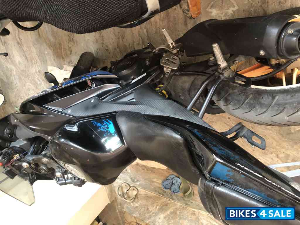 Black Yamaha YZF R15 V2