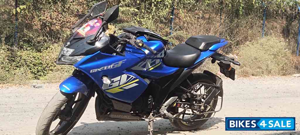 Blue Suzuki Gixxer SF