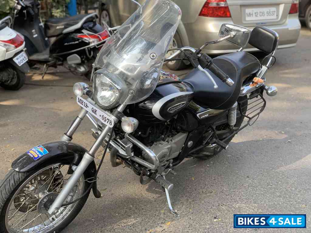 Black Bajaj Avenger Cruise 220