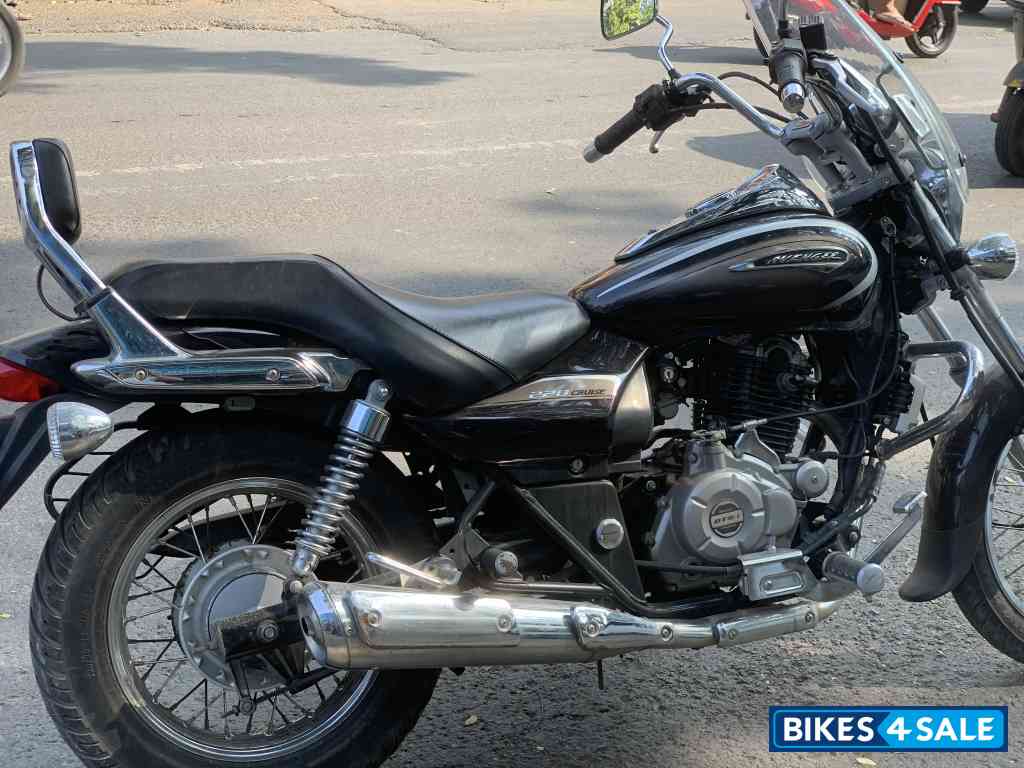 Black Bajaj Avenger Cruise 220 Black Bajaj Avenger Cruise 220