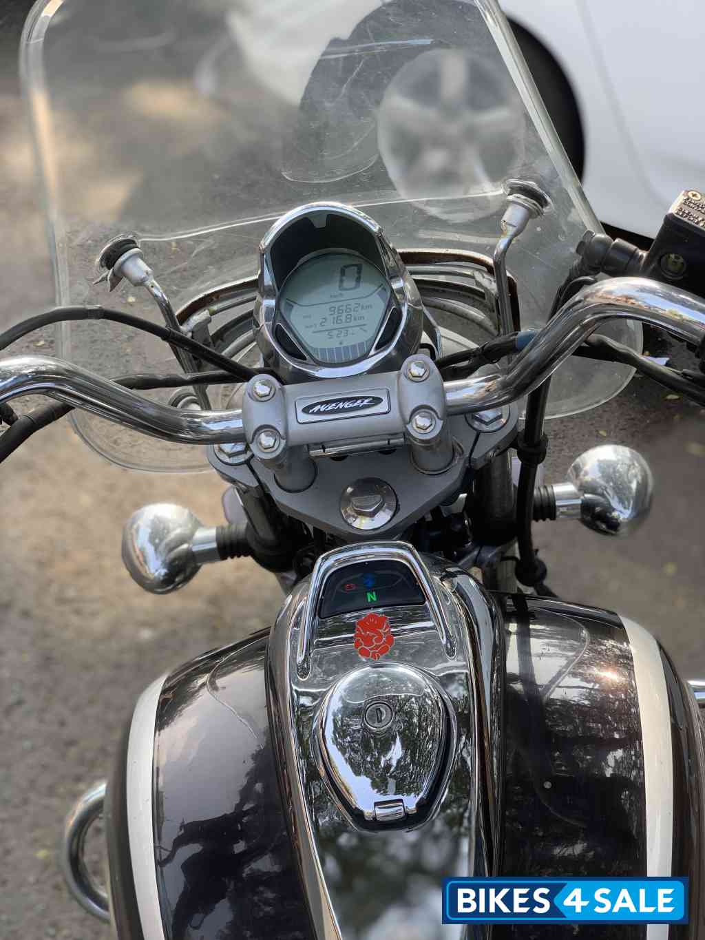 Black Bajaj Avenger Cruise 220 Black Bajaj Avenger Cruise 220