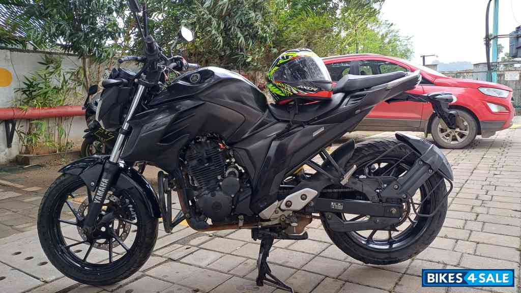 Black Yamaha FZ25