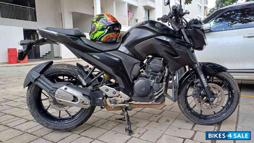 Black Yamaha FZ25