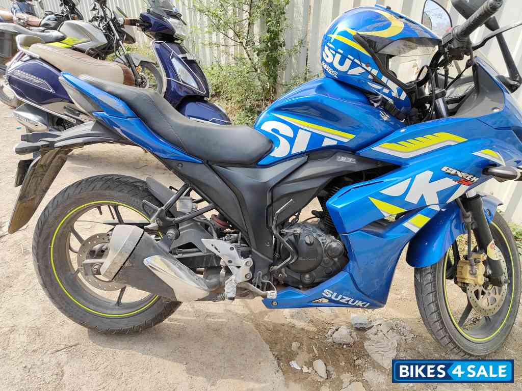 Blue Suzuki Gixxer SF