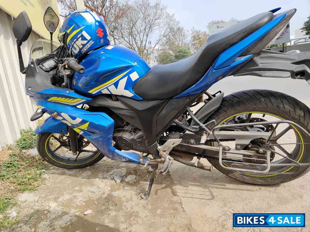 Blue Suzuki Gixxer SF
