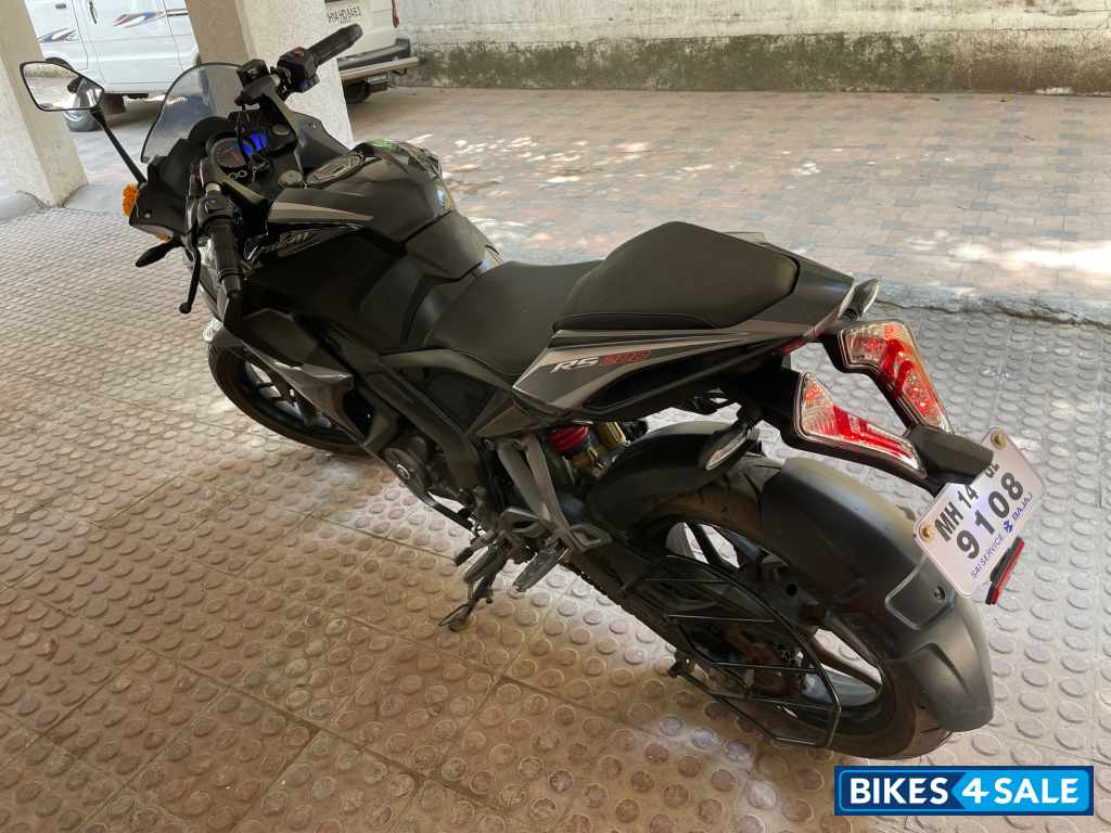 Black Bajaj Pulsar RS 200