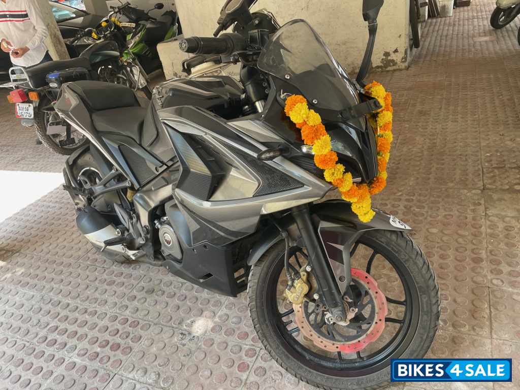 Black Bajaj Pulsar RS 200