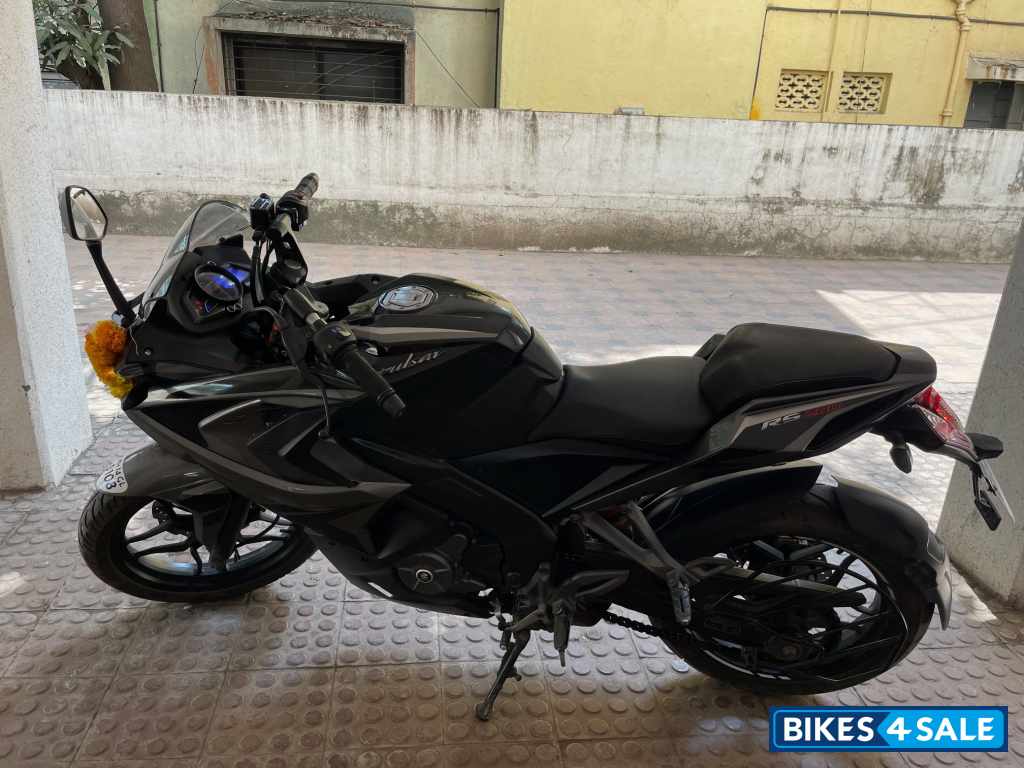 Black Bajaj Pulsar RS 200