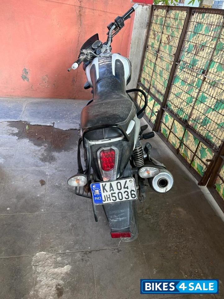 Bajaj V15