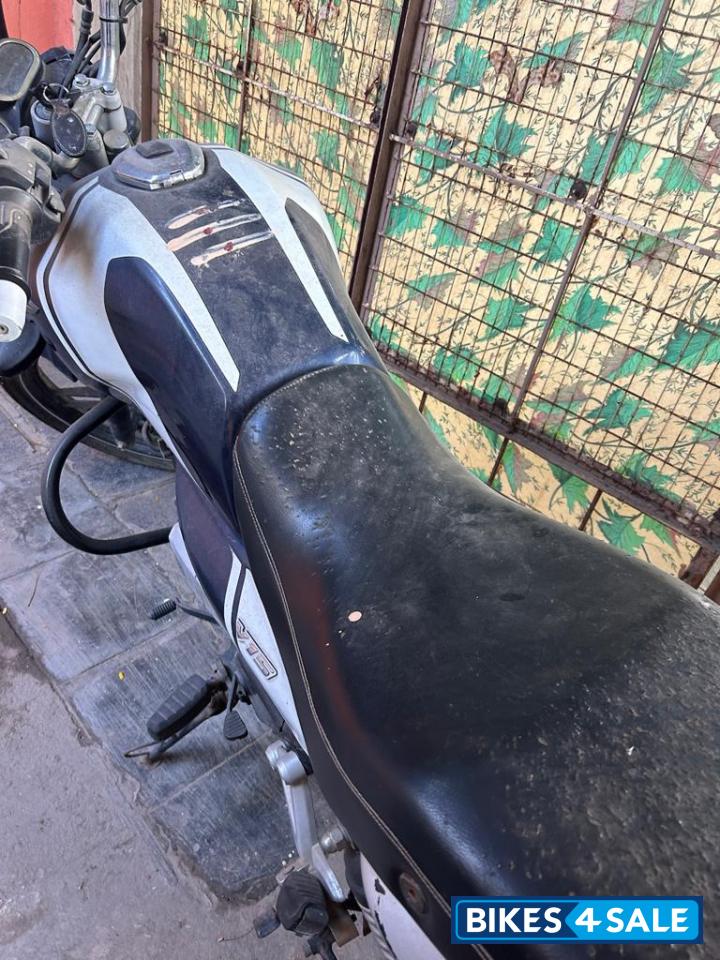 Bajaj V15