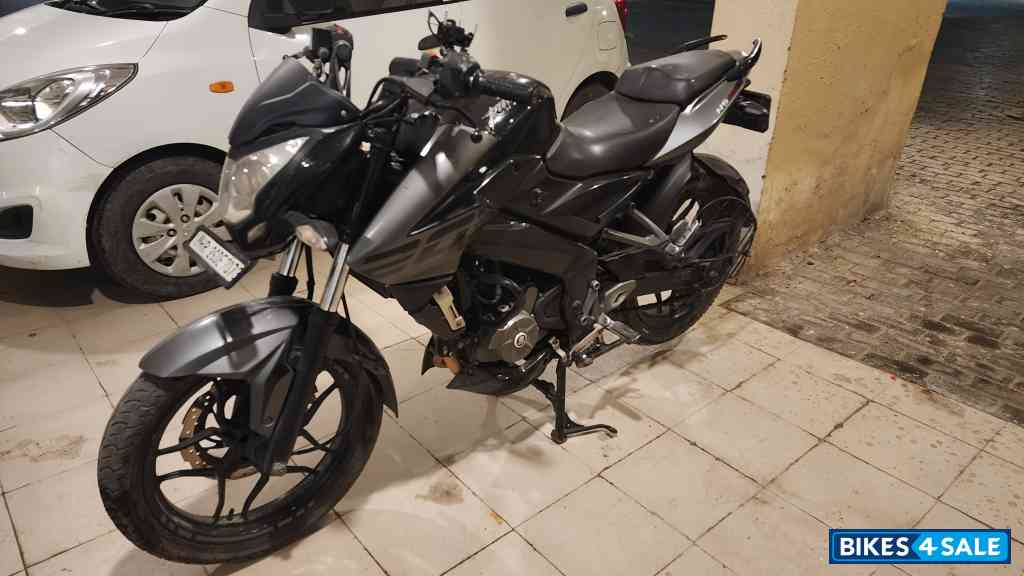 Black Bajaj Pulsar 200 NS