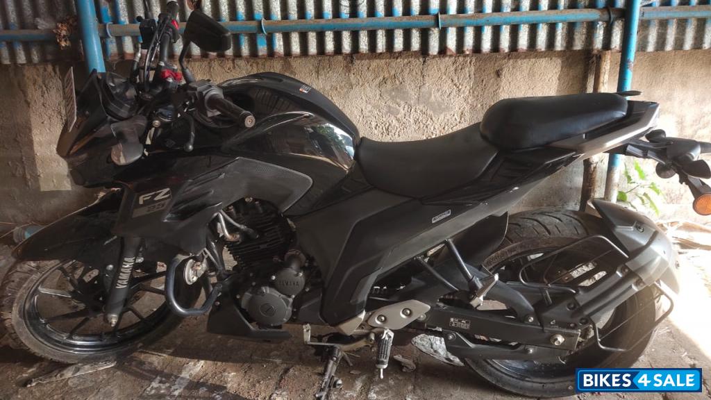 Black Yamaha FZ25