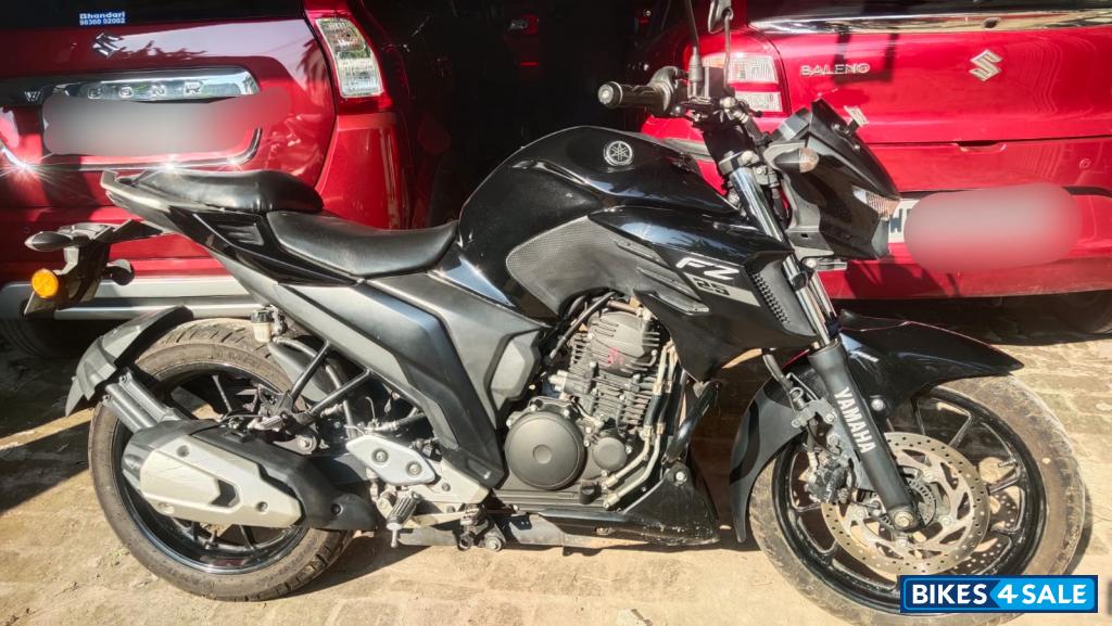 Black Yamaha FZ25