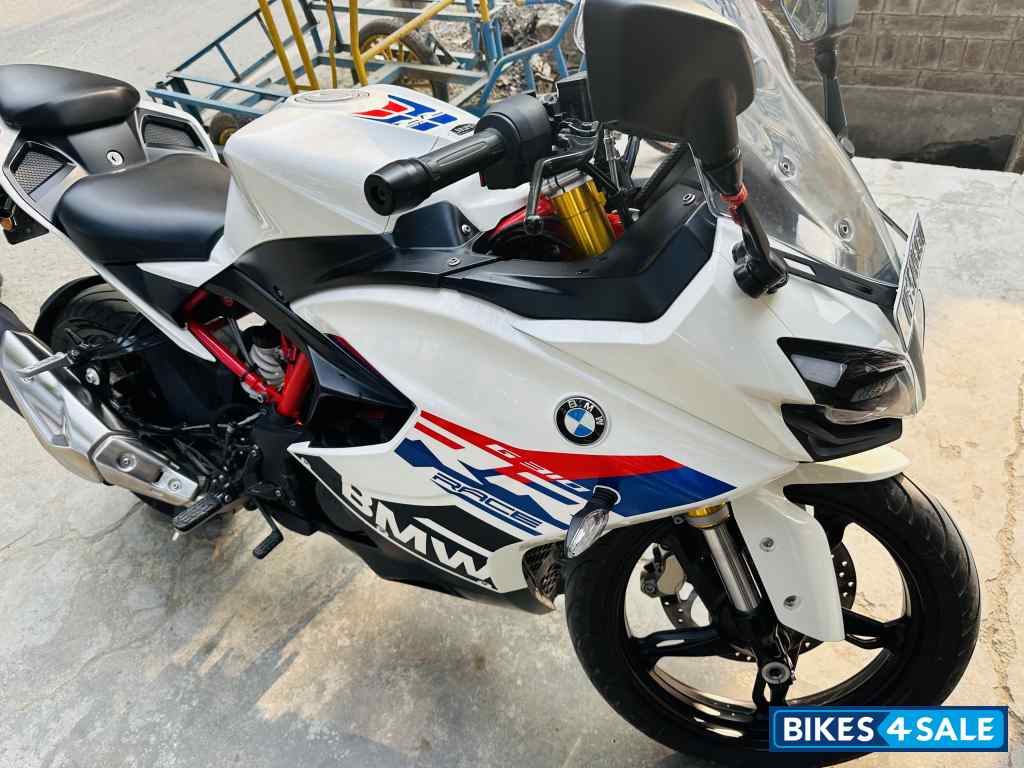 White BMW G 310 RR White BMW G 310 RR