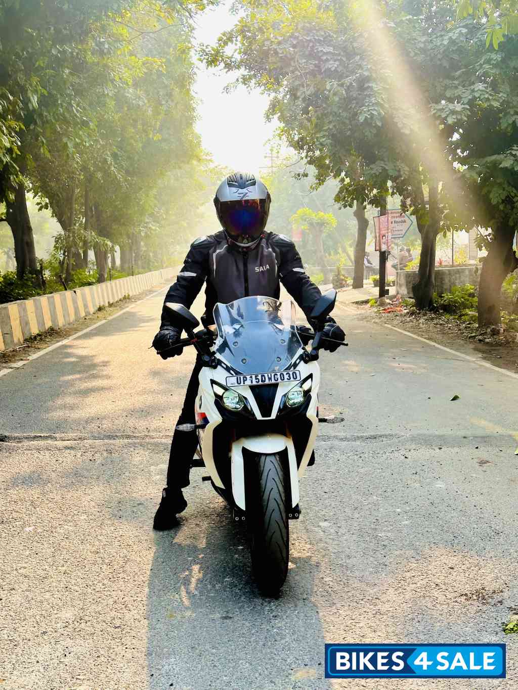 White BMW G 310 RR White BMW G 310 RR