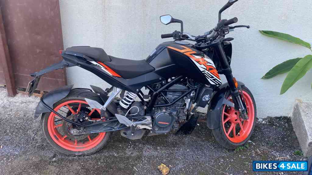 Black KTM Duke 125 2020