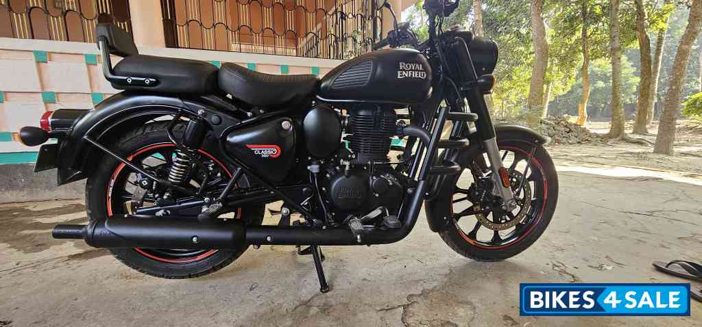 Stealth Black Royal Enfield Classic Stealth Black
