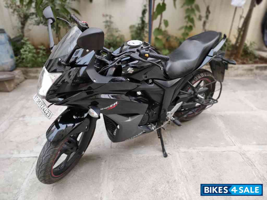 Black Suzuki Gixxer SF
