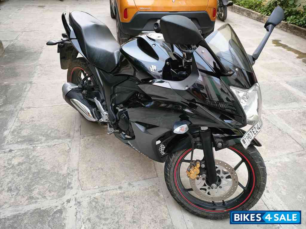 Black Suzuki Gixxer SF